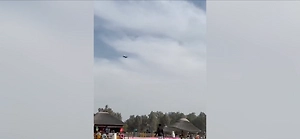 Туристы на пляже в Эмиратах сняли погоню F-16 за иранским дроном Shahed