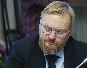 Продавать чипсы маленьким детям вообще должно быть запрещено. К сожалению, некоторые родители не до конца понимают вред чипсов и будут разрешать, но это право родителей. Но когда первоклашка, вообще не разбираясь в том, что это за продукция, свои деньги на завтрак тратит на чипсы, этого быть не должно. А до 14 лет пусть им покупают, если того хотят, родители, осознавая вред. С описанием болезней, с жуткими фактами на упаковке — чтобы они понимали, что покупают продукт, который служит источником и причиной этих страшных заболеваний для их детей.