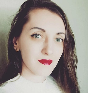 Регулярное употребление жирной рыбы помогает поддерживать когнитивные функции и снижает риск сердечно-сосудистых заболеваний. Больше всего омега-3 содержится в лососе, скумбрии, сельди и сардинах. Дополнительный плюс — витамин D, которого часто не хватает людям, проводящим много времени в помещении.