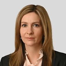 В последние несколько лет соотношение сотрудников в „Свезе“ стабильно: 58–59% мужчин и 41–42% женщин. После 2021 года растёт доля женщин в традиционно „мужских“ профессиях. Этому способствовали снятие законодательных ограничений, автоматизация производств и кадровый дефицит. Мы создаём комфортные условия для работы в производстве, и сегодня женщины успешно работают машинистами кранов, водителями автопогрузчиков, сушильщиками и укладчиками пиломатериалов