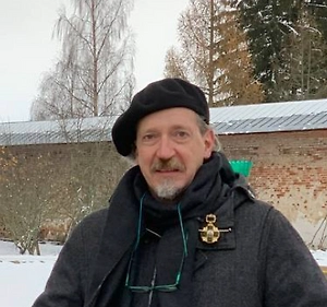 Я бы действительно сделал памятник с большим удовольствием из глыбы угля, прям такой вот одной огромной глыбы, из которой выступает фигура женщины, достаточно хрупкой. И главное, что она держит в руке огонь — живое пламя или лампаду как символ тепла, жизни и надежды.