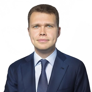 Некоторые дачники в марте спешат перекопать грядки, но это грубая ошибка — мокрая земля от этого только уплотняется и потом на ней образуется корка. Теперь о том, что обязательно нужно сделать в марте. Первое и самое важное — санитарная обрезка деревьев и кустарников. Пока не набухли почки и не началось сокодвижение, мы должны удалить все сухие, поломанные снегом и больные ветки.