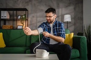 120/80 теперь не идеал: Кардиолог объяснил, когда высокое давление — это повод бежать к врачу