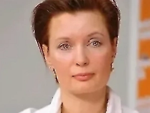 Как потом выяснилось, бромелайн прекрасно расщепляет белок, но никак не жир. Поэтому его хорошо добавлять в шашлыки, в мясо, или съесть кусочек ананаса на десерт после употребления мяса. В основном, конечно, бромелайн содержится в жёсткой сердцевине, поэтому её не так уж вкусно жевать. Кто-то ещё говорил, что она чуть ли не токсична. Нет, она не токсична, но потребление сердцевины наиболее часто вызывает жжение и неприятные ощущения на слизистой. Это происходит потому, что бромелайну, откровенно говоря, всё равно, что ферментировать. Слизистая наиболее уязвима, это тот же белок, те же белковые клетки. По этой причине употребление сердцевины, концентрированного ананасового сока или просто мякоти ананаса может вызвать неприятные последствия у людей с заболеваниями желудочно-кишечного тракта.