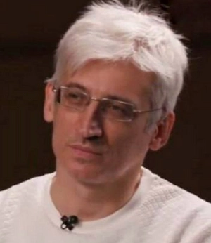 Для торговли это вполне объяснимая сезонная история. На потребительскую активность в такие периоды обычно влияет сочетание нескольких причин — выход из зимней сдержанности, приближение весны, подготовка к 8 Марта и стремление людей выбирать подарки, связанные не только с пользой, но и с эмоциями.