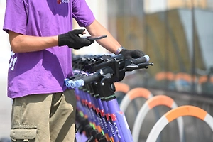 Стало известно, когда на тротуарах Москвы появятся первые самокатчики