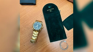 Украшения Cartier и часы Rolex на 7 млн рублей изъяли у пассажирки из Стамбула в Сочи
