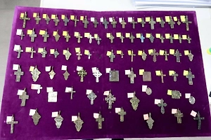 Хабаровские таможенники пресекли контрабанду икон и крестов Российской империи
