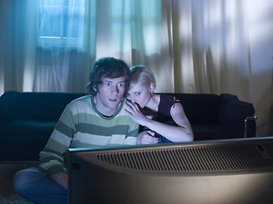 Почти четверть россиян приравняла досмотр сериала в одиночку к измене