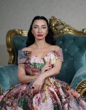 Изначально такие люди влюбляются в своего кумира, живут его жизнью, преклоняются, возводят на пьедестал. Потом внутри себя они начинают простраивать с ним личные взаимоотношения, ведут внутренние диалоги, отслеживают все публикации об этом человеке, ходят на концерты, слушают записи, смотрят видео.