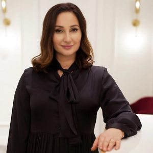 Заметный жирный блеск на лбу в холодные месяцы кажется неким недоразумением: воздух холодный и сухой, а кожа выглядит так, как лоб намазали маслом. На самом деле такой блеск часто является сигналом о недостатке увлажнения, а не только о чрезмерной активности сальных желез. Важно понять, почему обезвоженная кожа может вести себя так, чтобы не усугублять проблему неправильным уходом.