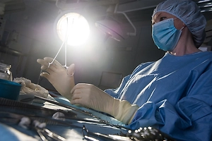 Медики борются за жизнь тяжело раненного при ударе ВСУ по Брянску