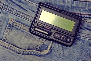 Москвичи на фоне отключений связи бросились скупать забытые пейджеры. Объясняем, почему сегодня это просто сувенир