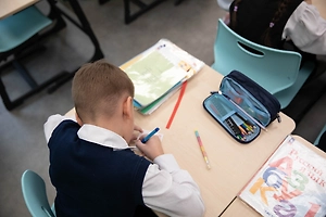 Упадок сил, тошнота и отказ от уроков: Химик раскрыл правду о токсичных фенолах в школьной форме