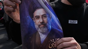 В коме и без ног: Лондон утверждает, что новый аятолла при смерти, но Тегеран говорит другое