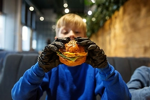 Диетолог объяснила, почему запрет на бургеры для студентов до 21 года не сработает