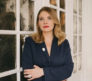 Фраза «перерастёт» часто звучит, когда речь идёт о задержке речи у ребёнка. Основная причина — нехватка информации о природе речевых нарушений, как среди медиков, так и среди педагогов. Вторая причина — надежда на «авось», когда удобнее думать, что проблема разрешится сама. Часто родители таким образом прячут собственную тревогу за отговорками вроде «он ещё маленький» или «это просто такой характер».