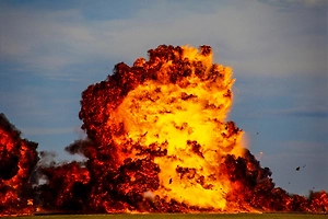 Солдат ВСУ разбросало по кварталу от удара ФАБ-3000 — момент попал на видео