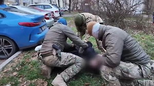 ФСБ показала задержание россиян за сбор данных о военных объектах для Украины