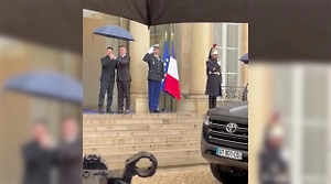 Зонтик и объятия после долгой разлуки: Появилось видео встречи Макрона с Зеленским, которую в Париже окрестили позором