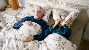 Ночные «серенады» мужа могут довести жену до потери слуха, предупредил сомнолог