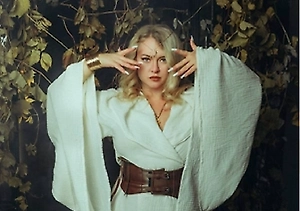 Когда я смотрю на наложение этих дат, я вижу не хаос, а чёткий божественный порядок. Число 13 всегда было моим любимым в работе, ибо оно разбивает старые формы, чтобы освободить место для нового. А пятница — день Венеры, день мягкой силы и чувственности. Соединение жёсткой трансформации (13) и венерианской энергии даёт удивительный эффект: год пройдёт под знаком неминуемых, но при этом безболезненных перемен.