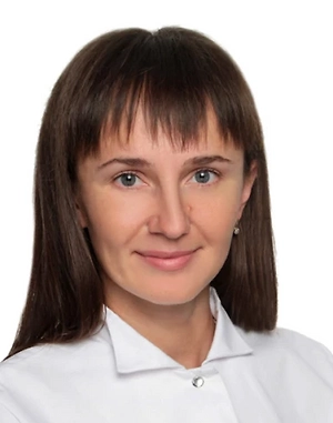 Однако обувь большего размера не менее опасна. Стопа внутри не фиксируется в достаточной мере, что заставляет мышцы постоянно перенапрягаться, пытаясь удержать равновесие при ходьбе. Это ведет к хронической усталости и перенапряжению мышц голени. Непредсказуемость положения стопы в слишком просторной обуви нарушает походку, дестабилизирует голеностопный сустав, что повышает риск вывихов и растяжений связок. 