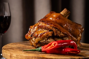 Сон по 15 часов, свиные ножки и вино: 102-летняя китаянка раскрыла секрет долголетия
