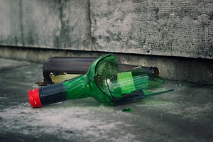 Петербуржец в порыве гнева убил знакомую, вонзив осколок стекла в ногу