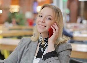 Что мне не понравилось в истории Шишковой — это потакание. Например, когда она бросает свои дела по первому требованию, терпит грубости, не ставит границы, не идёт по своим делам — уже три дня не может дойти. Потому что у ребёнка в таком случае может закрепиться простая модель: мир крутится вокруг меня — и моё давление на родителей работает. И дальше это переносится практически везде: в школу, в отношения, во взрослую жизнь. И такие дети чаще становятся либо гипертревожными, либо слишком требовательными и очень конфликтными.