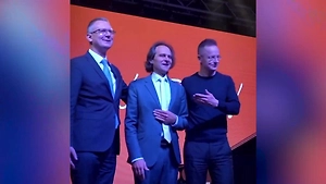 Сийярто спародировал номер Зеленского «игра на рояле без рук»