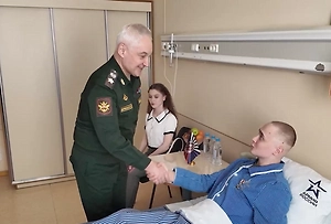 Отрезанный от своих, но не сломленный: Боец Ярашев получил Звезду Героя из рук министра обороны