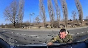 Дрифт по-украински: Мужчина прокатил на капоте военкома, угоняя от ТЦК