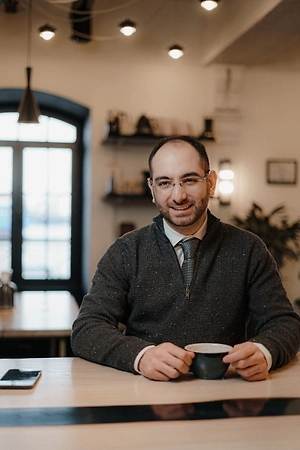 Всё упирается в деньги. Потому что, давайте честно, стимул для выхода из тени у самозанятых с этими больничными — скажем так, слабенький, жиденький. Но, конечно, не нулевой. Человек платит взносы — где-то ₽1300–1900 в месяц. Это получается примерно от 16 до 23 тысяч рублей в год. А максимальное пособие, которое обещают, — около 35–50 тысяч рублей в год. И здесь выгода появляется только в одном случае: если больничный реально случается и доходы из-за этого сильно проседают.