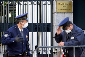 КНР выразила протест Японии из-за вторжения в посольство в Токио