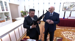 Лукашенко подарил Ким Чен Ыну автомат «на случай, если враги появятся»