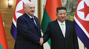 Заливное из печёнки, блины и осетрина: Чем кормили Лукашенко в Пхеньяне