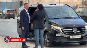 Глава АвтоВАЗа рассказал о доминировании Lada, а потом сел в Mercedes и уехал