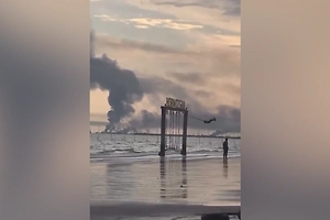 Видео с девочкой на качелях на фоне огня у Ормузского пролива вызвало резонанс