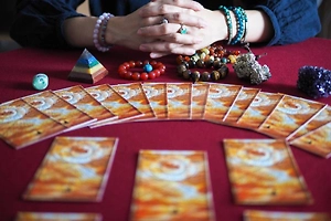 «Промпт вводи, к гадалке не ходи»: Нейросети отбирают хлеб у российских экстрасенсов