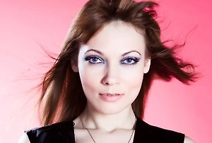 Главная задача — не оценивать себя, а наблюдать за своими ощущениями: нравится ли сам процесс, откликается ли занятие, подходит ли преподаватель. Если направление интересно, но не подошёл педагог, его можно сменить. Отказы вроде «мне поздно» или «это не для меня» формируют ощущение преждевременной старости. При этом, по современным представлениям, старость наступает значительно позже — примерно после 65–70 лет.