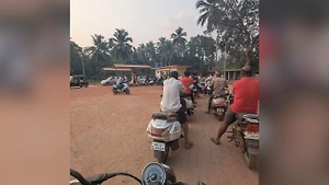 В Гоа коллапс: Местные и туристы охотятся за бензином, цены выросли в 9 раз
