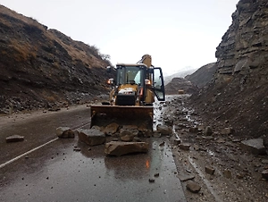 В Дагестане на дорогу обвалилась часть скалы