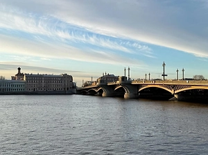 Жители Петербурга второй день видят в небе загадочную дымку