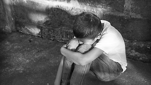 «Мама, за что?»: На Урале пьяная в стельку мать жестоко избила сына, который пытался ей помочь
