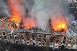 В Ярославле сгорел многоквартирный дом, есть пострадавший