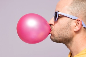 Жвачка вместо щетки? Стоматолог рассказала, когда можно обойтись без зубной пасты