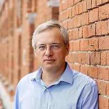 Традиционный весенний букет (например, 15–25 тюльпанов или аккуратная авторская композиция) с учётом сезонного ажиотажа обойдётся примерно в 3500–5000 руб. В качестве подарка чаще всего лидируют парфюмерия, ювелирные украшения или сертификаты на услуги — на эту статью расходов закладывают в среднем от пяти до 12 тысяч рублей.