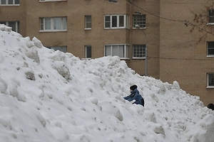 Чудо-мама оттащила ребёнка за секунду до падения лавины с крыши дома в Казани