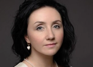 Мангал должен находиться не ближе 5 метров от зданий и сооружений, а вокруг него необходимо очистить территорию в радиусе не менее 2 метров от сухой травы, мусора и других горючих материалов, поскольку их наличие ускоряет распространение огня. Эти требования установлены Правилами противопожарного режима в РФ, утверждёнными постановлением Правительства РФ № 1479 16.09.2020